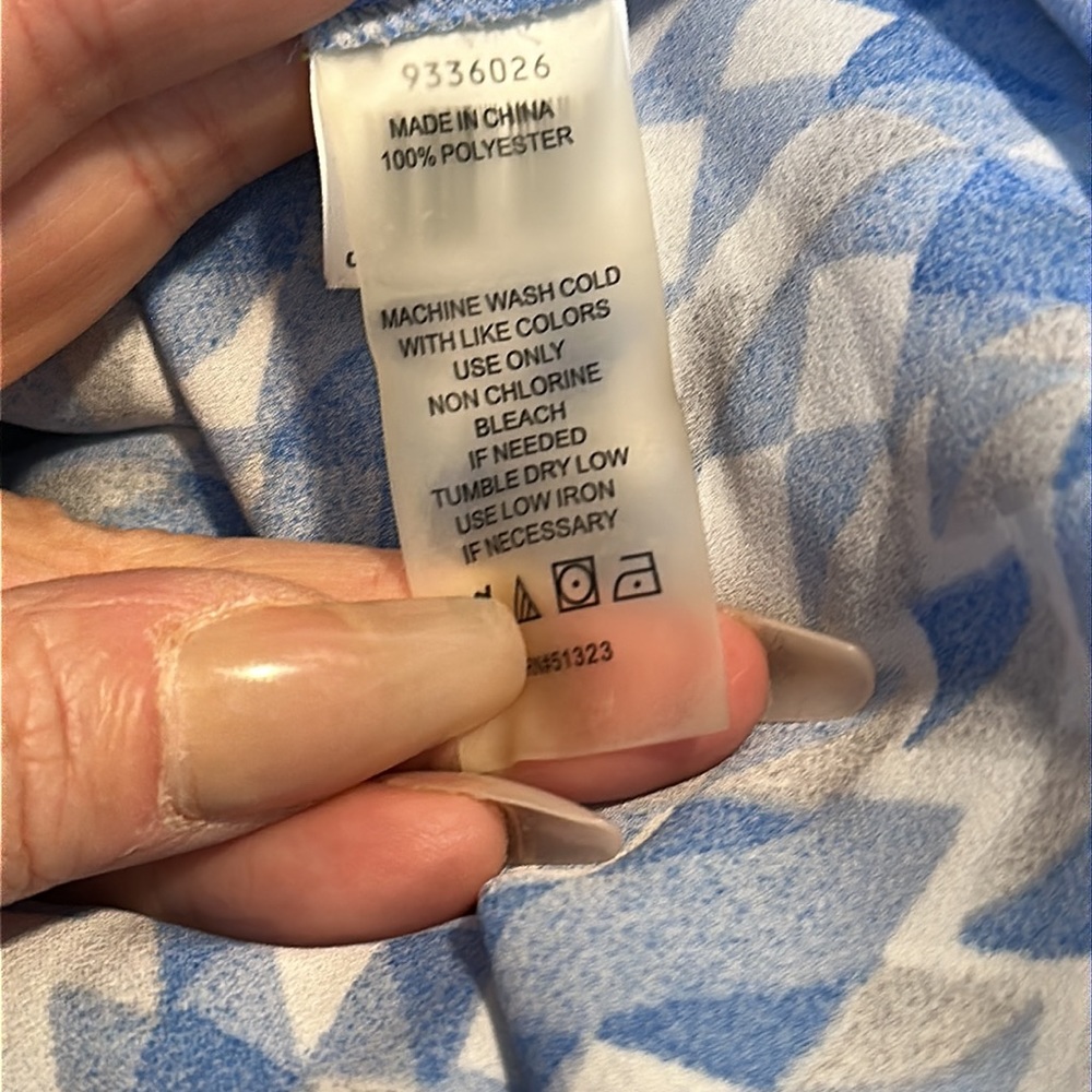 Vince Camuto Blue and White Geometric Print Blouse - Picture 5 of 5